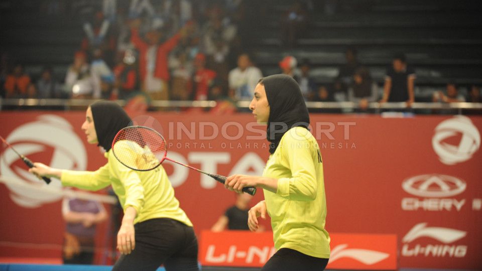 Pasangan pebulutangkis berhijab, Nadine Ashraf/Menna Eltanany sempat menghebohkan penonton saat bermain di Indonesia di ajang BWF World Championships 2015 lalu. Copyright: © Ratno Prasetyo/INDOSPORT
